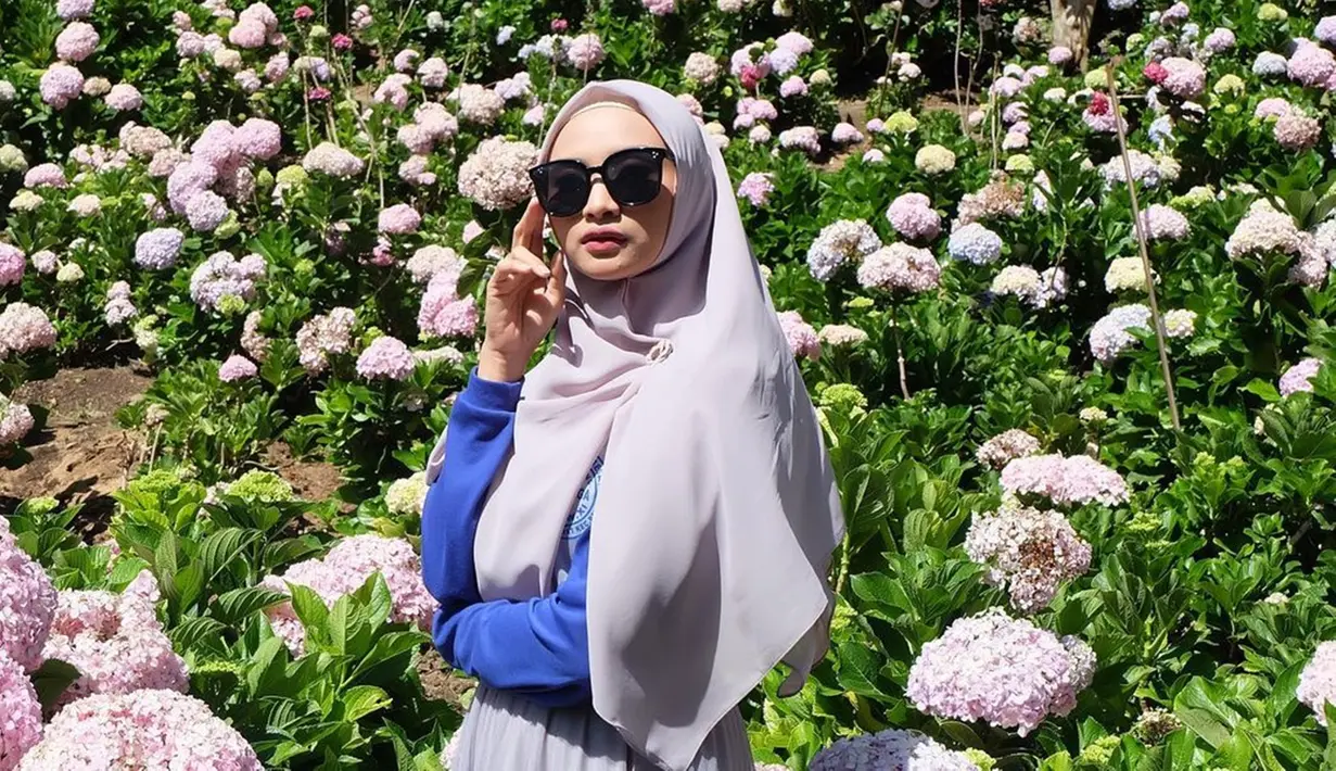 Cukup sering terlihat tampil kasual, akan tetapi gaya busana wanita asal Gresik ini tetap stylish. Seperti ketika berlibur, ia tampil santai dengan kaus biru dipadukan dengan rok panjang. Kacamata yang dipakai membuat penampilan Fida kian memesona.(Liputan6.com/IG/@fida310)