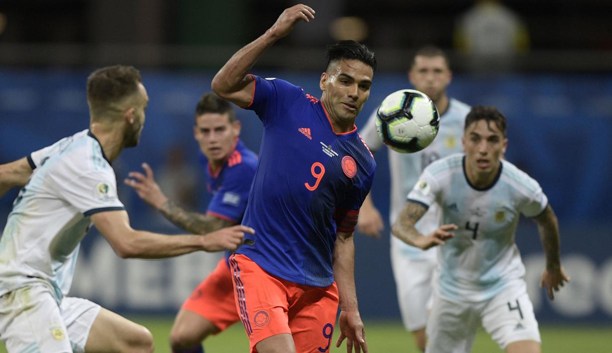 Striker Kolombia, Radamel Falcao, coba mengontrol bola saat melawan Argentina pada laga Copa America 2019 di Stadion Fonte Nova, Salvador, (Sabtu (15/6). Argentina kalah 0-2 dari Kolombia. (AFP/Juan Mabromata)