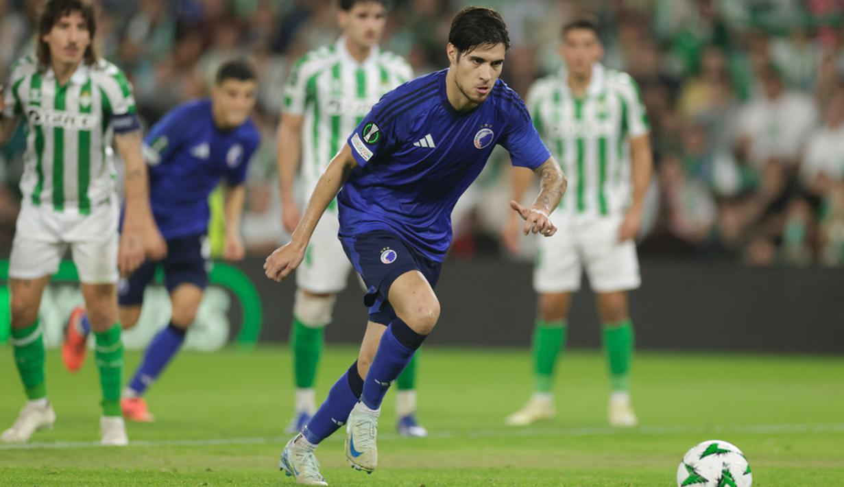 Kevin Diks maju sebagai eksekutor penalti dan berhasil mengecoh kiper Betis, Adrian. Tembakannya ke sudut kanan gawang gagal dihalau eks Liverpool tersebut karena salah membaca arah bola. Skor 1-1 bertahan hingga usai. (AP Photo/Toni Rodriguez)