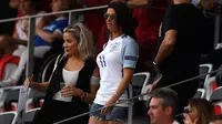 Istri striker Jamie Vardy, Rebekah, menyaksikan laga Inggris melawan Islandia di Piala Eropa 2016. (AFP/Paul Ellis)