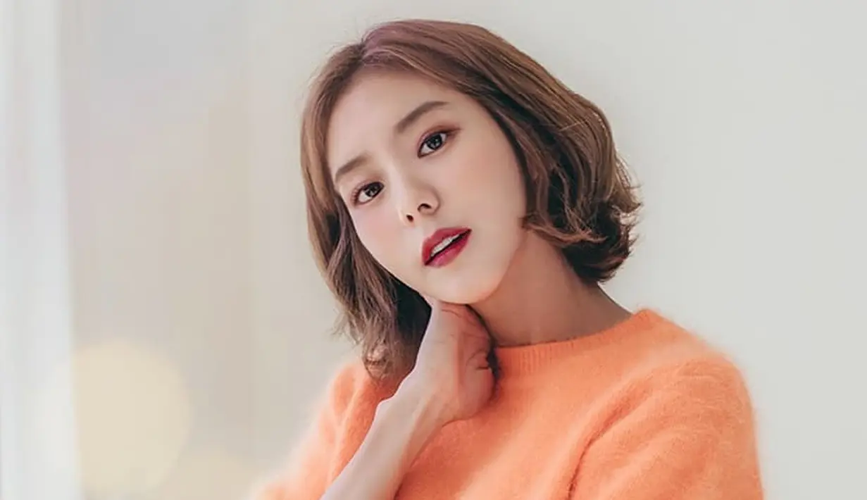 Seperti diketahui, UEE sempat menjadi pusat perhatian publik saat menjalin cinta dengan Kangnam. Akan tetapi, wanita cantik ini menolak saat ditanya soal Kangnam. (Foto: instagram.com/ueeas)