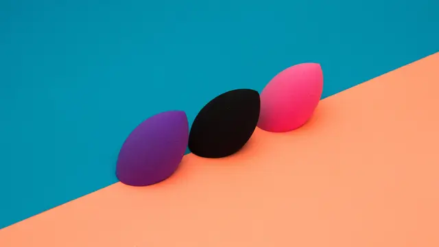 4 Cara Tepat Mengaplikasikan Foundation dengan Menggunakan Beauty Blender, Cegah Cakey