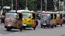 Sejumlah bajaj bermotif maskot Asian Games melintas di kawasan Monas, Jakarta Pusat, Kamis (17/5). Kehadiran bajaj tersebut dalam rangka promosi dan sosialisasi penyelenggaraan Asian Games 2018 pada Agustus mendatang. (LIputan6.com/Arya Manggala)