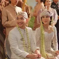 Adinda Thomas dan Raka Akmal menikah dalam balutan busana pengantin Sunda. Pernikahan yang di gelar di The Tribata itu pun terasa hangat dan khidmat. [Foto: Instagram/thebridedept]
