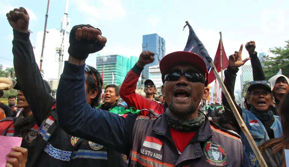 Aksi unjuk rasa massa dari pengemudi ojek online atau ojol yang tergabung dalam Koalisi Ojol Nasional (KON) di Patung Kuda, Jalan Medan Merdeka Barat, Selasa (29/8/2023). (Liputan6.com/Angga Yuniar)