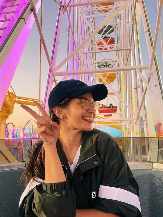 Pemilik tinggi badan 167 cm ini selalu berhasil berfoto kece. Foto-foto kecenya saat ia pamer senyumnya yang manis. Netizen sangat terpesona dengan foto Enzy yang tak sungkan menunjukkan senyum terbaik. Tak ayal, netizen tak ragu sebut Enzy semakin memesona saat tersenyum. (Liputan6.com/IG/@enzystoria)