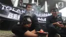 Aksi teatrikal aktivis dari Indonesia Corruption Watch (ICW) untuk menolak kehadiran pimpinan KPK bermasalah di depan Gedung Merah Putih KPK, Jakarta, Jumat (20/12/2019). Aksi penolakan digambarkan dengan keberadaan dua dukun yang tengah mengusir roh jahat. (merdeka.com/Dwi Narwoko)