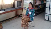Siswi penghayat kepercayaan SLTP N 2 Adipala mengikuti ujian praktek pendidikan kepercayaan. (Foto: Liputan6.com/MLKI CLP/ Muhamad Ridlo)
