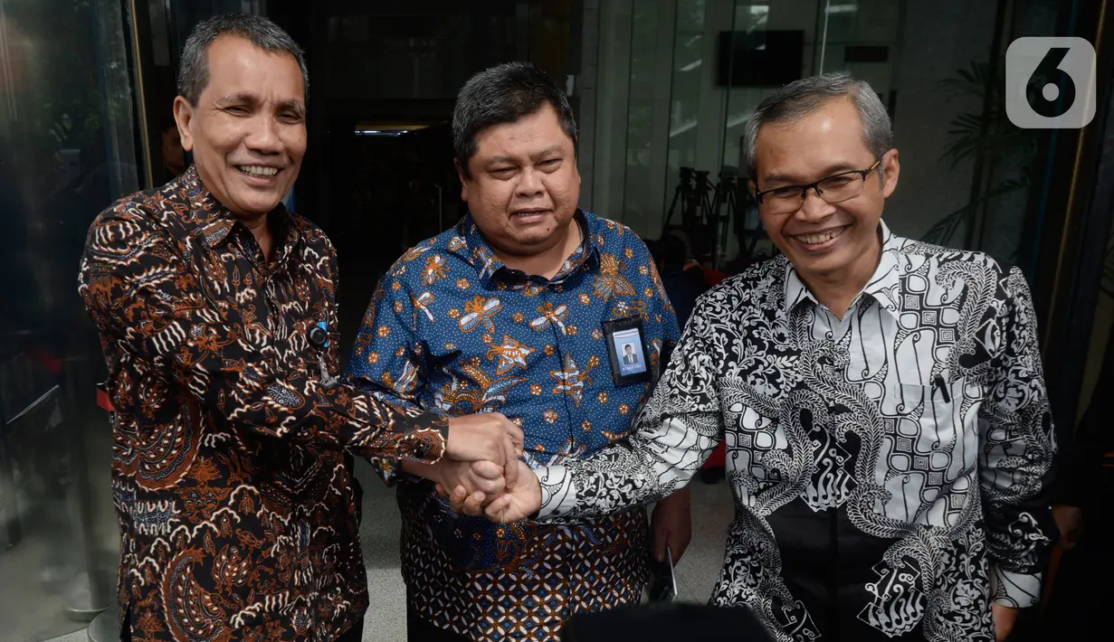 Deputi Pencegahan KPK Pahala Nainggolan (kiri) berjabat tangan dengan Kepala BPKP Muhammad Yusuf Ateh (tengah) dan Wakil Ketua KPK Alexander Marwata usai melakukan pertemuan di Gedung KPK, Jakarta, Kamis (20/02/2020). Pertemuan membahas kerjasama antar lembaga KPK dan BPKP. (merdeka.com/Dwi Narwoko)