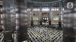 Umat Islam mendengarkan ceramah sholat Jumat  pada minggu ketiga bulan Ramadhan 1442 H di Masjid Istiqlal, Jakarta, Jumat (30/4/2021). Sholat Jumat berjamaah dengan pembatasan jemaah 30 persen dari kapasitas di ruang sholat utama masjid dan menerapkan protokol kesehatan. (merdeka.com/Arie Basuki)