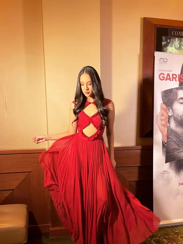 7 Gaya Anya Geraldine di Gala Premier Film Baru Bersama Reza Rahadian