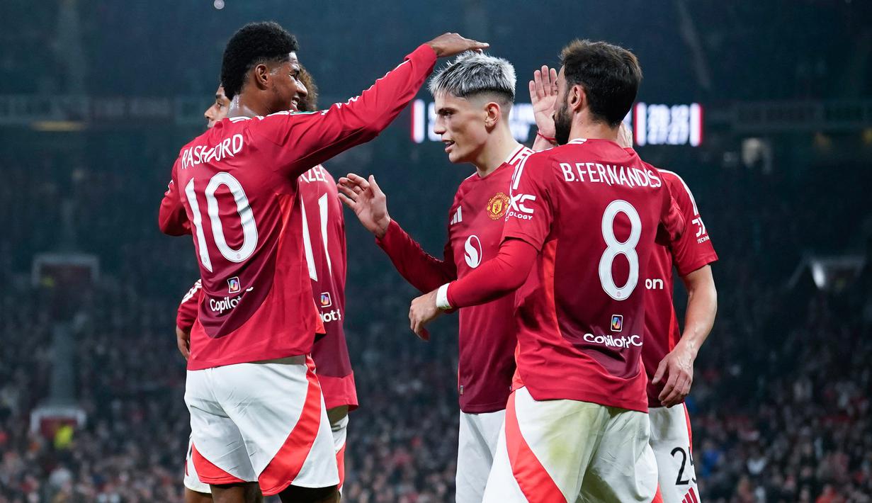 Pemain Manchester United merayakan gol yang dicetak oleh Alejandro Garnacho ke gawang Leicester City pada pertandingan babak 16 besar Carabao Cup di Stadion Old Trafford, Kamis (31/10/2024). (AP Photo/Dave Thompson)