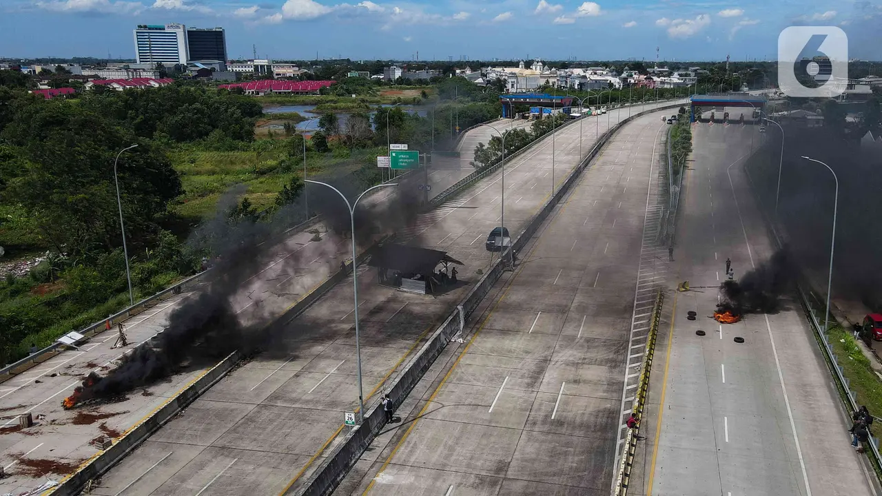 Tuntut Penyelesaian Pembayaran, Warga Blokir Tol Jatikarya dengan Pohon dan Bakar Ban