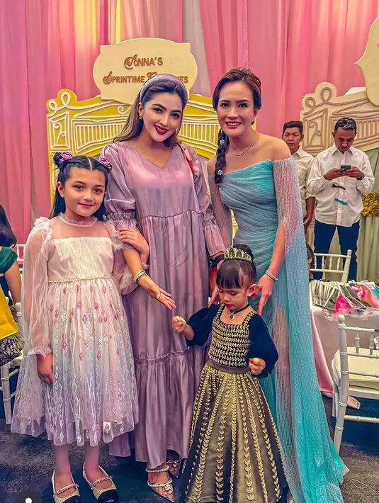 Ashanty yang mengenakan dress ungu hadir bersama Arsy yang tampil dengan gaun keunguan beraksen bordiran. [@ashanty_ash]