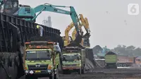 Aktivitas pekerja menggunakan alat berat saat menurunkan muatan batu bara di Pelabuhan KCN Marunda, Jakarta, Minggu (27/10/2019). Berdasarkan data ICE Newcastle, ekspor batu bara Indonesia menurun drastis mencapai 5,33 juta ton dibandingkan pekan sebelumnya 7,989 ton. (merdeka.com/Iqbal S Nugroho)