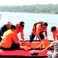 Evakuasi jenazah nelayan yang tenggelam. Foto: (Akbar Fua/Liputan6.com)