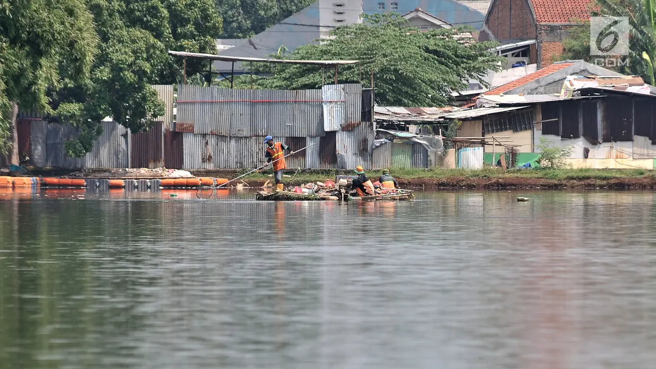 Pembersihan Rutin Sampah Waduk Ciracas