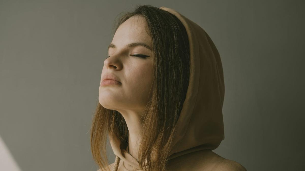 Anti-Tenggelam! Cara Tampil Chic dengan Hoodie untuk Kamu yang Petite