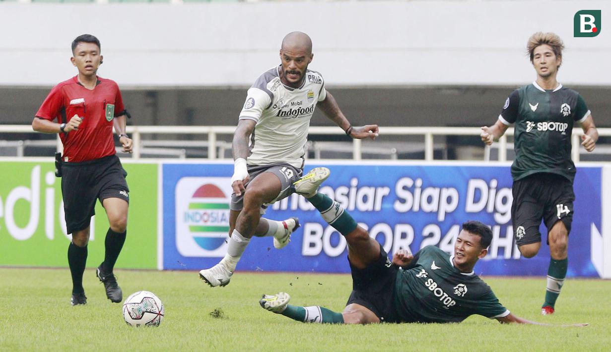 Pemain Persib Bandung, David da Silva, berusaha melewati pemain Persikabo 1973 pada laga uji coba di Stadion Pakansari, Bogor, Minggu (27/11/2022). (Bola.com/M iqbal Ichsan)