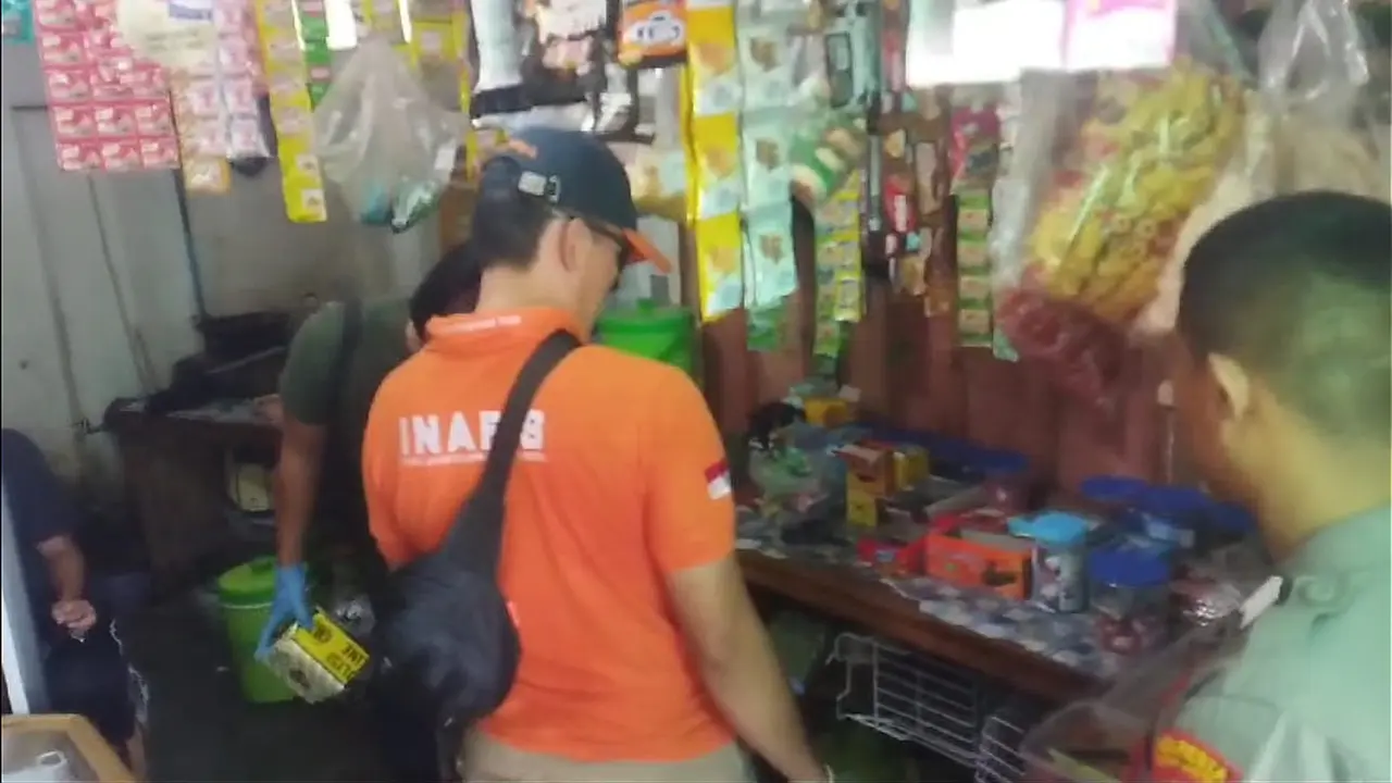 Tim Inafis Satreskrim Polresta Bandar Lampung saat mengamankan beberapa jajanan kemasan yang mengakibatkan 12 siswa SD dilarikan ke rumah sakit karena keracunan.  Foto : (Istimewa).