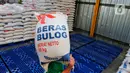 Pekerja memindahkan beras ketika bongkar muat beras bulog di gudang PT Food Station Tjipinang Jaya, Jakarta Timur, Jumat (3/2/2023). Untuk menstabilisasi Pasokan dan Harga Pangan (SPHP), Perum BULOG akan menyaluran beras SPHP di Pasar Induk Beras Cipinang dari 13 ribu menjadi 30 ribu ton,dengan harga paling tinggi sebesar Rp. 8.900. (Liputan6.com/Angga Yuniar)