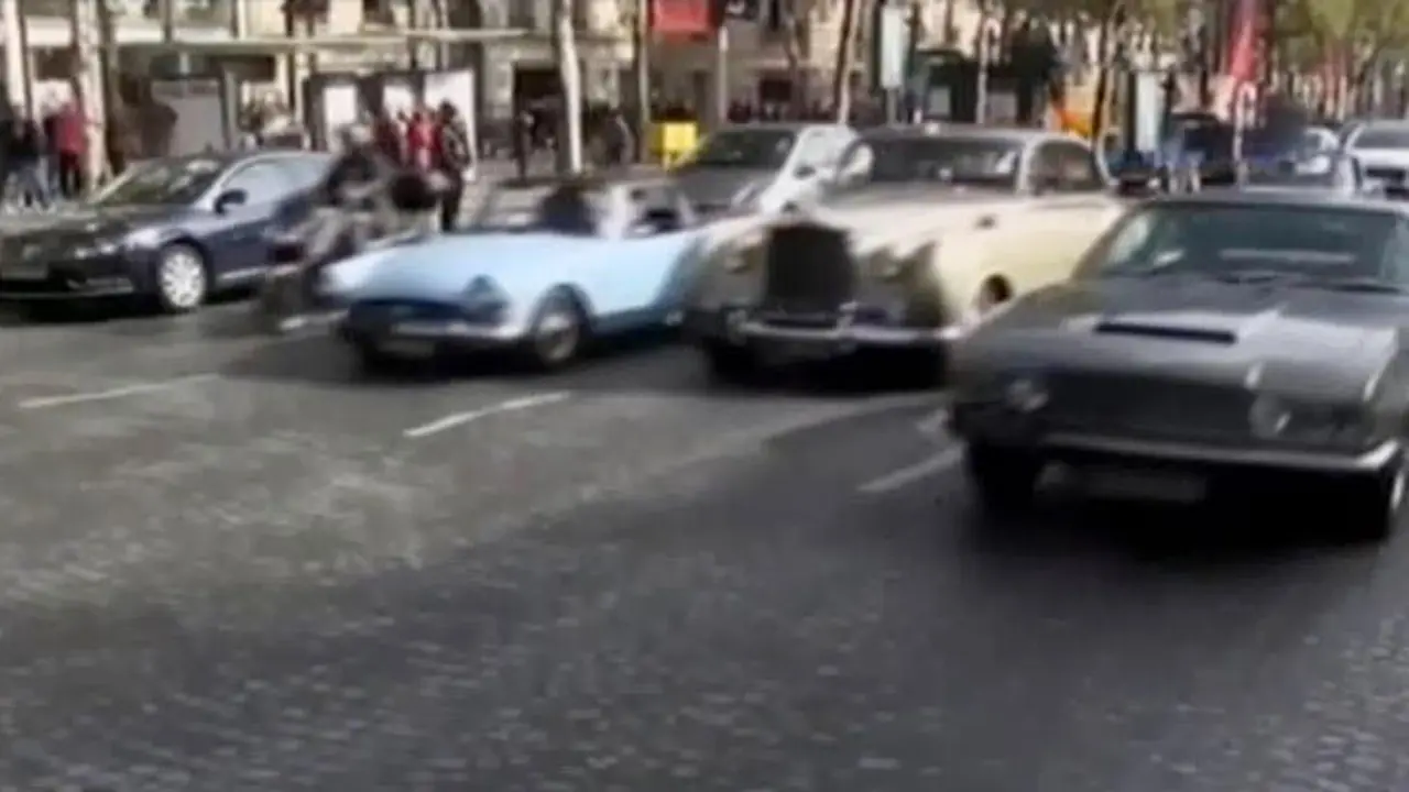 Jendela Dunia: Konvoi Mobil James Bond Meriahkan Kota Paris 