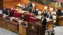 "Menurut catatan Sekretariat Jenderal DPR RI, daftar hadir pada permulaan rapur DPR RI hari ini telah ditandatangani oleh hadir fisik 76 orang, hadir virtual 280, kemudian izin 35, sehingga berjumlah 391 anggota DPR RI dan dihadiri oleh anggota dari seluruh fraksi yang ada di DPR RI," kata Puan. (Liputan6.com/Faizal Fanani)
