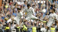 Alvaro Morata, (kiri), Raphael Varane dan Cristiano Ronaldo berusaha mengontrol bola tendangan pojok saat melawan Espanyol pada lanjutan La Liga di Santiago Bernabeu stadium. Madrid, (18/2/2017). Real Madrid menang 2-0. (AP/Francisco Seco)