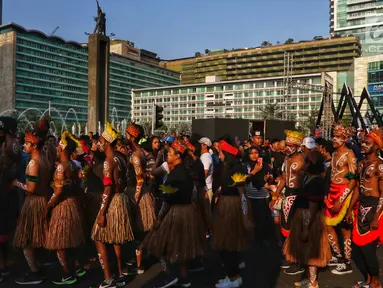 Masyarakat Papua yang tinggal di Jakarta menggelar acara Tari Yospan Massal saat kegiatan Car Free Day di Bundaran HI, Jakarta, Minggu (1/9/2019). Kegiatan yang dihadiri Menkopolhukam Wiranto ini digelar dalam rangka menjalin persatuan dan kesatuan bangsa Indonesia. (Liputan6.com/Johan Tallo)