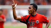 Pemain Persija Firman Utina merayakan gol tunggal yang dicetaknya pada laga lanjutan ISL melawan Sriwijaya FC yang berakhir dengan skor 1-0 di Stadion Gelora Bung Karno, Jakarta, Jumat (19/2). FOTO ANTARA/Puspa Perwitasari