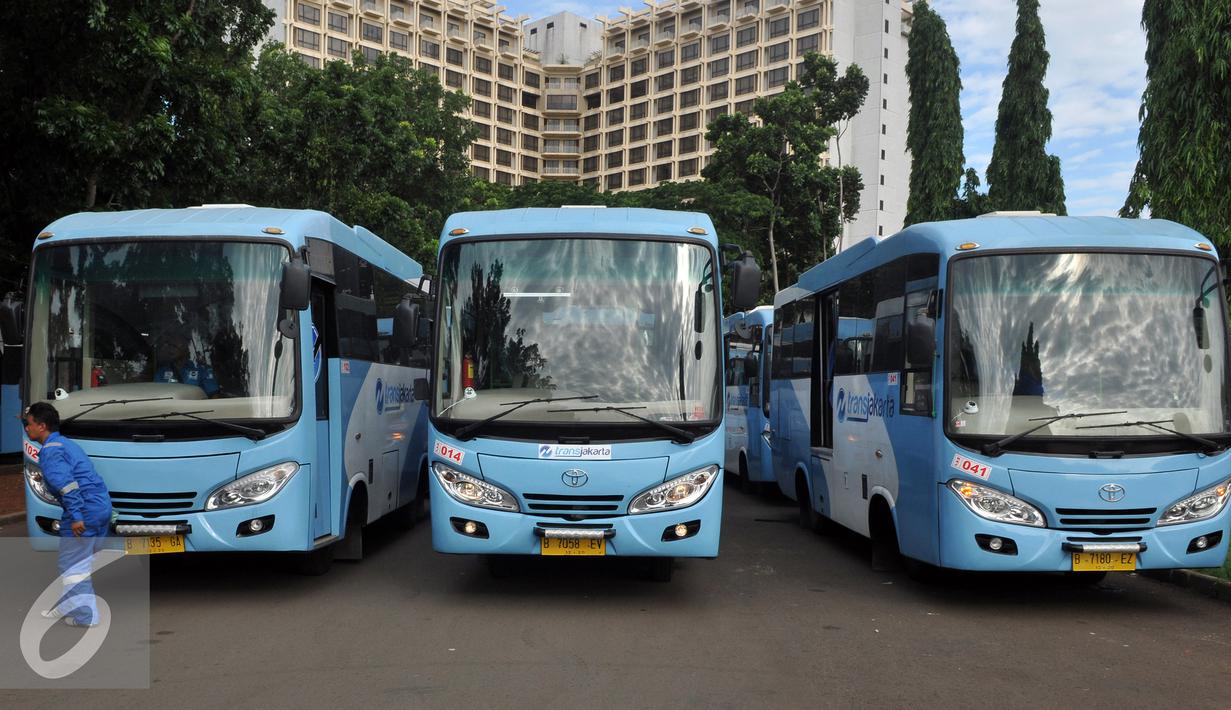 Petugas mengecek Kopaja terintegrasi Transjakarta terparkir di Parkir Timur Senayan, Jakarta, Selasa (22/12). Saat ini terdapat 320 bus tampilan baru Kopaja AC yang akan beroperasi di rute-rute yang terintegrasi.  (Liputan6.com/Johan Tallo)