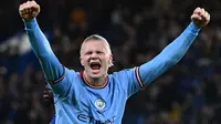 Selebrasi striker Manchester City, Erling Haaland di akhir laga menghadapi Chelsea pada laga Liga Inggris 2022/2023 di Stamford Bridge, London (5/1/2023). Erling Haaland baru saja membawa Manchester City meraih Treble Winners pada musim 2022/2023. Di Liga Inggris ia total mencetak 36 gol dan menjadi total gol terbanyak dari seluruh liga di Eropa. Meski tanggal pasti penganugerahan Sepatu Emas Eropa tahun 2023 belum ditentukan, namun dipastikan Erling Haaland yang akan menyandangnya. (AFP/Glyn Kirk)