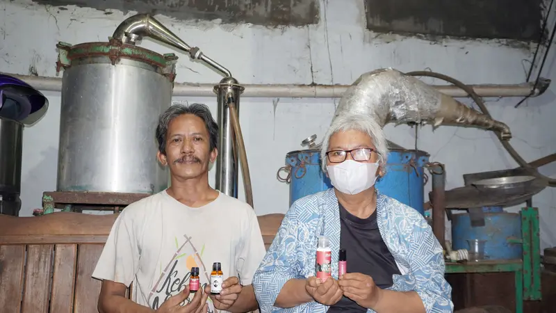 Raras (55) dan Oki (48) di rumah produksi minyak atsiri Giriwangi di Sleman, Yogyakarta, Rabu (29/11/2023)