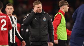Pelatih kepala Newcastle United asal Inggris, Eddie Howe, bereaksi atas kekalahan timnya di lapangan setelah pertandingan Inggris antara Manchester United dan Newcastle United di Old Trafford, Manchester, barat laut Inggris, Sabtu (27-12-2025) dini hari WIB. Man Utd memenangkan pertandingan dengan skor 1-0. (Darren Staples/AFP)
