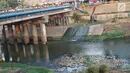 Kondisi aliran Kanal Banjir Timur yang mengalami kekeringan di kawasan Duren Sawit, Jakarta, Selasa (3/9/2019). Kemarau panjang yang melanda Ibu Kota menyebabkan debit air Kanal Banjir Timur berkurang hingga menampakkan dasar kanal. (Liputan6.com/Immanuel Antonius)