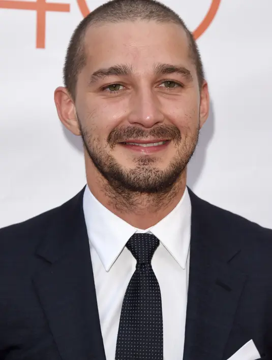 Dan ini bukan untuk pertama kalinya dikabarkan Mia Goth memakai cincin pertunangan dengan Shia. Beberapa saat yang lalu, Mia memakai cincin perunangannya di jari manisnya. (AFP/Bintang.com)