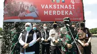 Khofifah menghadiri vaksinasi massal di lapangan Kodam V Brawijaya Surabaya. (Dian Kurniawan/Liputan6.com)