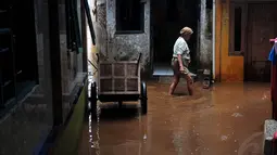 Air setinggi 2 hingga 3 meter menggenangi puluhan rumah di kawasan Kampung Pulo, Jakarta Timur, Kamis (13/11/2014). (Liputan6.com/Johan Tallo)