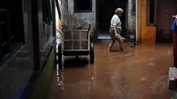 Air setinggi 2 hingga 3 meter menggenangi puluhan rumah di kawasan Kampung Pulo, Jakarta Timur, Kamis (13/11/2014). (Liputan6.com/Johan Tallo)