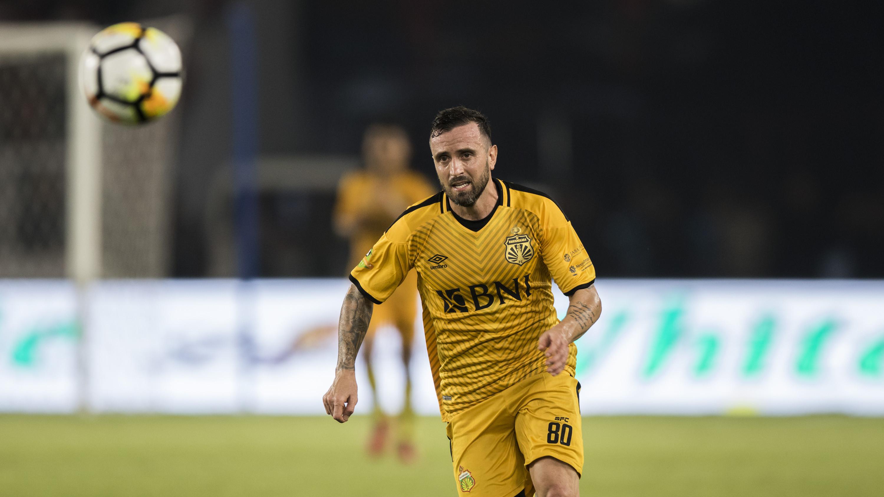 Gelandang Bhayangkara FC, Paulo Sergio, berusaha mengejar bola saat melawan Persija Jakarta pada laga Liga 1 di SUGBK, Jakarta, Jumat (23/3/2018). Kedua klub bermain imbang 0-0. (Bola.com/Vitalis Yogi Trisna)