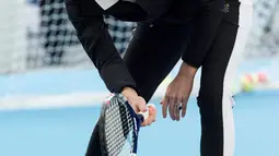 Kate Middleton ambil bagian berlatih tenis dalam kunjungannya ke Lawn Tennis Association di Pusat Tenis Nasional, London, Senin (31/10). Kate yang tengah hamil anak ketiga itu tampak mengenakan pakaian serba sporty. (Daniel Leal Olivas/Pool via AP)