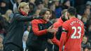Pelatih Liverpool, Jurgen Klopp, memberikan pengarahan kepada Emre Can pada laga Liga Inggris melawan Manchester City di Stadion Etihad, Inggris, Sabtu (21/11/2015). (AFP Photo/Oli Scarff)