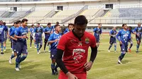 Kiper Persib Bandung, Teja Paku Alam. (Bola.com/Erwin Snaz)