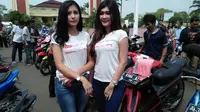 Aksi simpatik SPG cantik di Mapolda Banten (Liputan6.com / Yandhi Deslatama)