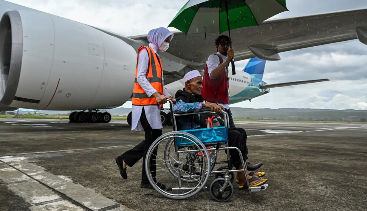 Dari jumlah itu, dua orang di antaranya merupakan jemaah dari kloter lain yaitu, kloter 2 dan kloter 5, yang sebelumnya ditunda pulang karena sakit. (Chaideer MAHYUDDIN/AFP)