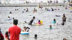 Pengunjung berenang di Pantai Lagoon, Ancol, Jakarta Utara, Jumat (17/8). Warga Jakarta dan sekitarnya memanfaatkan libur HUT ke-73 Republik Indonesia dengan berwisata ke kawasan Ancol. (Liputan6.com/Faizal Fanani)