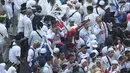 Seorang pendukung pasangan capres dan cawapres nomor urut 02, Prabowo Subianto dan Sandiaga Uno mengenakan kostum superhero saat mengikuti kampanye akbar di Stadion Gelora Bung Karno, Jakarta, Minggu (7/4/2019). (Liputan6.com/Herman Zakharia)