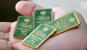 Petugas menunjukkan emas batangan di gerai Butik Emas Antam di Jakarta, Jumat (5/10). Harga emas PT Aneka Tambang Tbk atau Antam naik Rp 1.000 menjadi Rp 666 ribu per gram pada perdagangan hari ini. (Liputan6.com/Angga Yuniar)