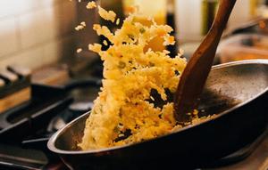 memasak nasi goreng (created by AI)