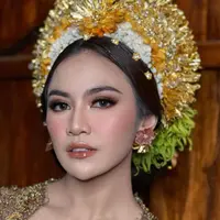 Mahalini tampil memesona pancarkan aura wanita Bali saat acara adat jelang pernikahannya. Ia tampil dengan makeup glam naturalnya.  [@ochiipramita]